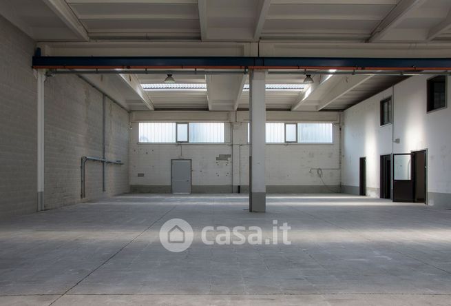 Capannone in commerciale in Via dei Campazzi 23