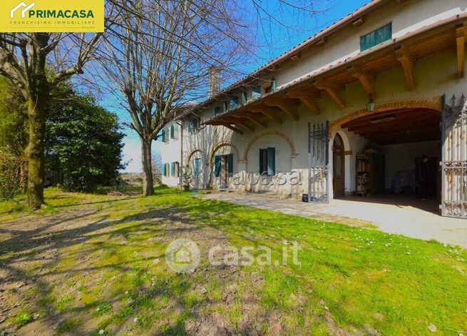 Rustico/casale in residenziale in Piazza Caduti