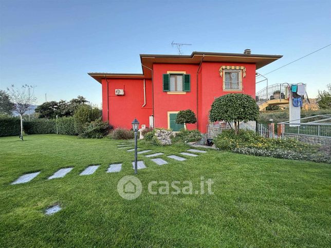 Casa bi/trifamiliare in residenziale in 