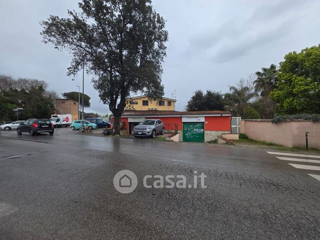 Negozio/locale commerciale in commerciale in Viale di Castel Porziano