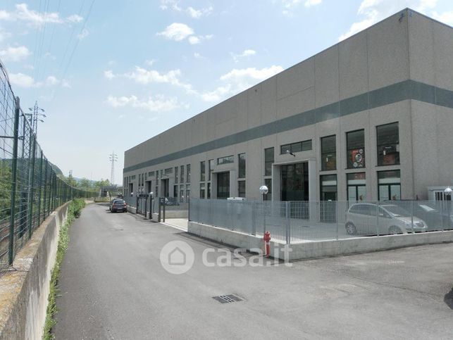Capannone in commerciale in Via P. Vitalba 8