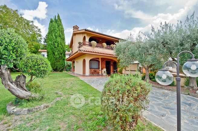Casa bi/trifamiliare in residenziale in Via delle Ortensie 47