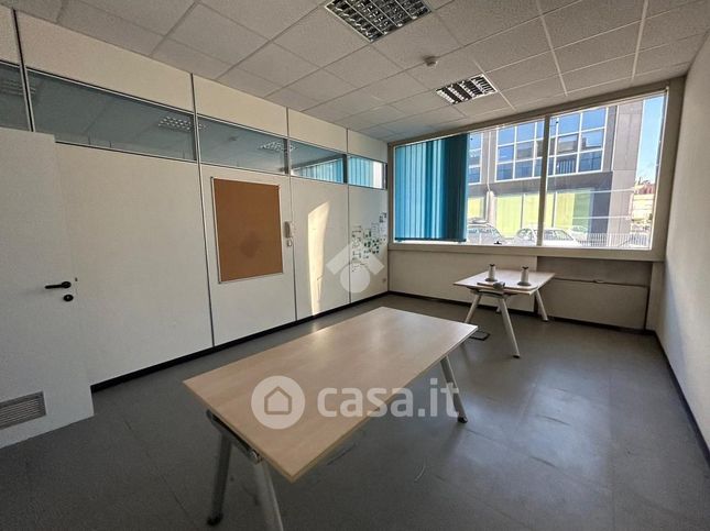 Ufficio in commerciale in Via della Croce Rossa 20