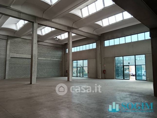Capannone in commerciale in Via Beato Don Carlo Gnocchi 38