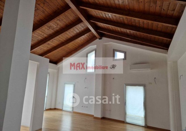 Ufficio in commerciale in 
