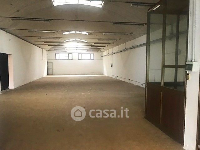 Capannone in commerciale in Via Cesare Costa 33