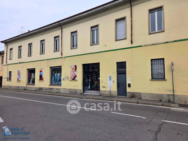 Ufficio in commerciale in Via Angelo Agostoni