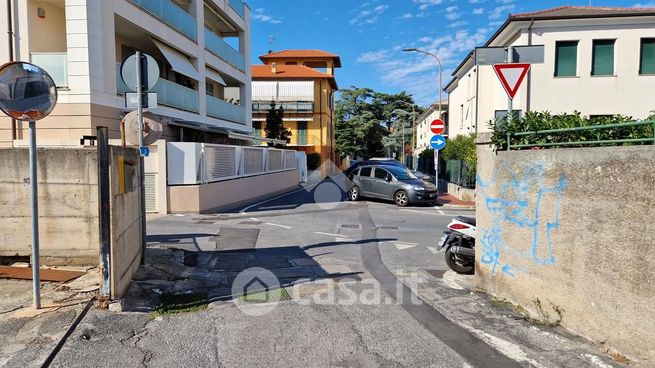 Garage/posto auto in residenziale in Via Monte Pasubio 5