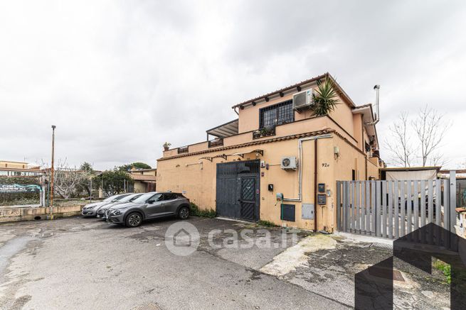 Capannone in commerciale in Via Lucrezia Romana