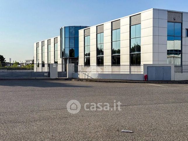Capannone in commerciale in Via Maestri del Lavoro d'Italia 22