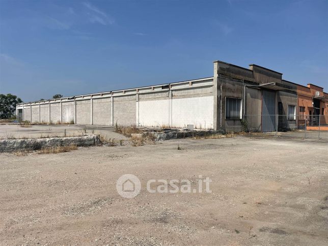 Capannone in commerciale in