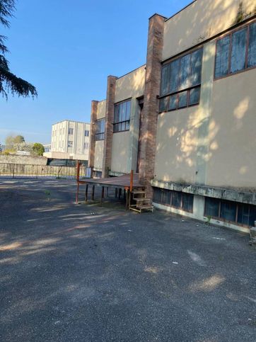 Capannone in commerciale in Via Umbria