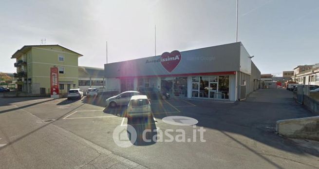 Capannone in commerciale in 