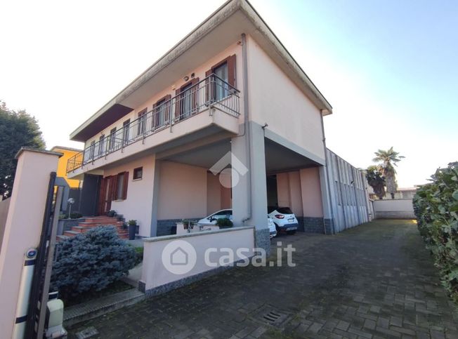 Casa bi/trifamiliare in residenziale in Via Bernina 26