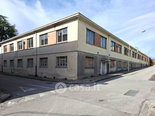 Capannone in commerciale in Via A. Diaz 43