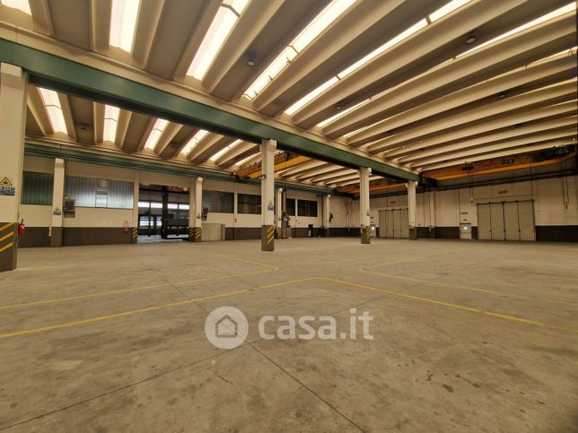 Capannone in commerciale in Via Adua