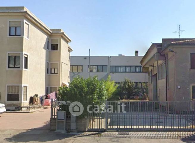 Capannone in commerciale in 