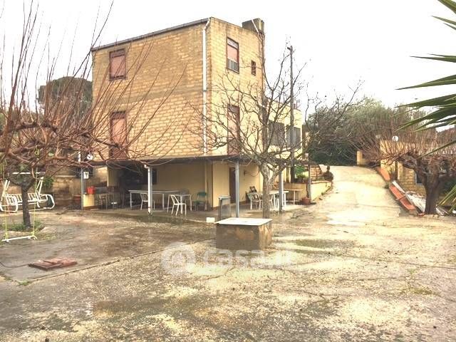 Casa indipendente in residenziale in 