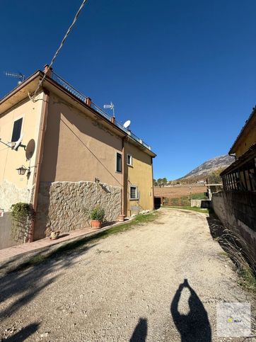 Casa indipendente in residenziale in Via Borghetto II 14 -17