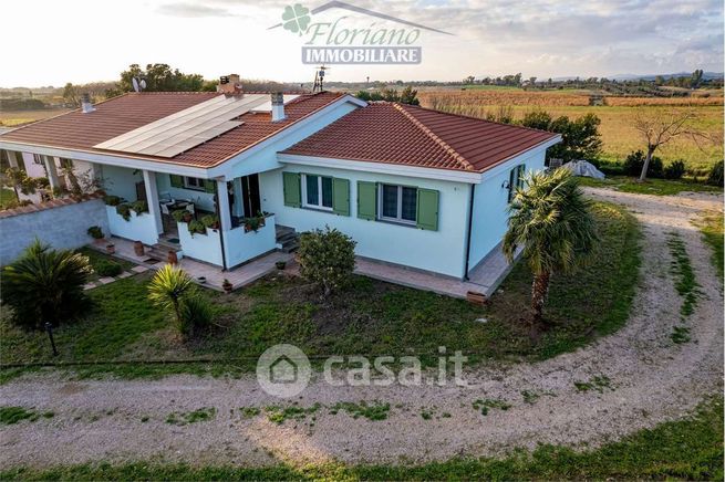 Casa bi/trifamiliare in residenziale in Strada del Tirreno