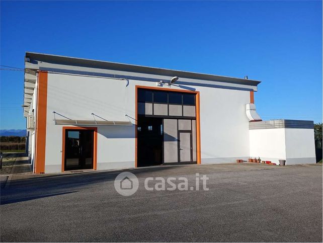 Capannone in commerciale in Via Tre Forni
