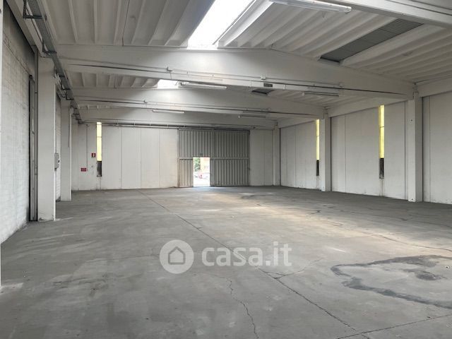 Capannone in commerciale in Via San Bernardo