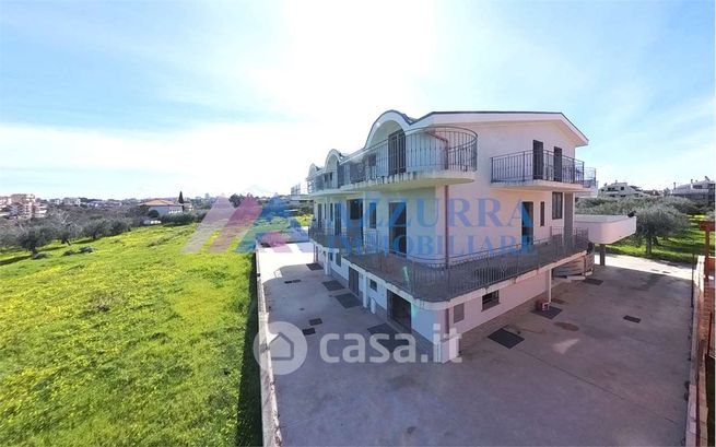 Casa bi/trifamiliare in residenziale in