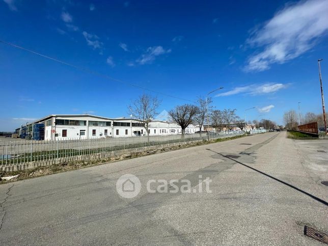 Capannone in commerciale in 