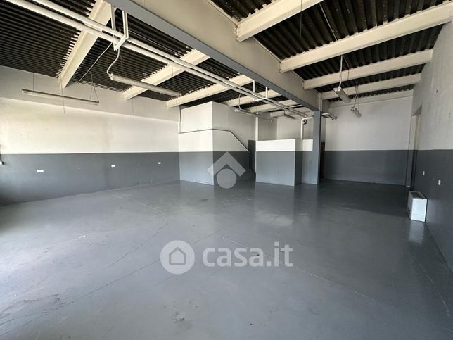 Capannone in commerciale in Via Rosa Luxemburg 12