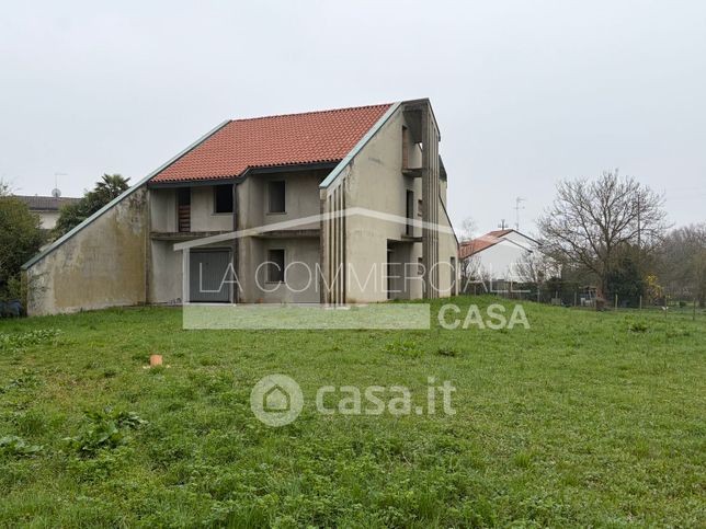 Casa bi/trifamiliare in residenziale in 