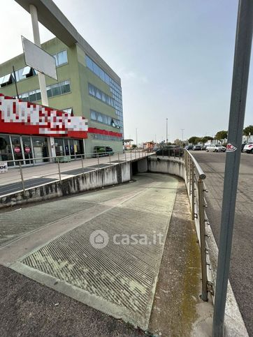 Box/posto auto in residenziale in Via Segni