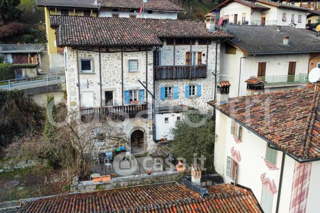 Casa indipendente in residenziale in Via Cav. Antonio Dentella 33