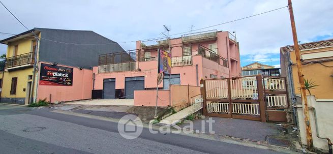 Negozio/locale commerciale in commerciale in Via Carrubella