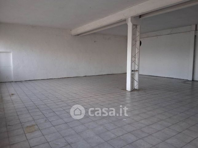 Capannone in commerciale in 