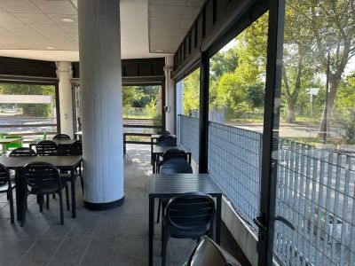 Attività/licenza (con o senza mura) in commerciale in Viale Palmiro Togliatti