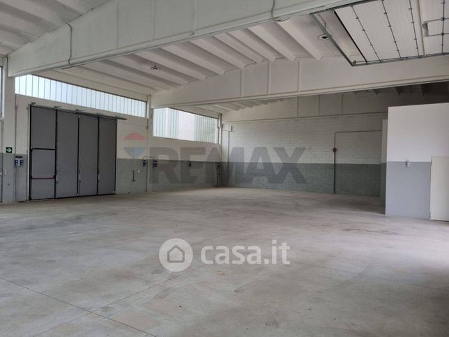 Capannone in commerciale in Via del Lavoro