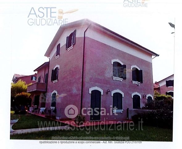 Casa bi/trifamiliare in residenziale in 