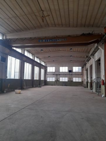 Capannone in commerciale in