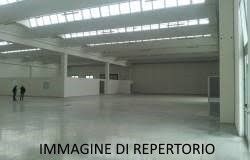 Capannone in commerciale in 