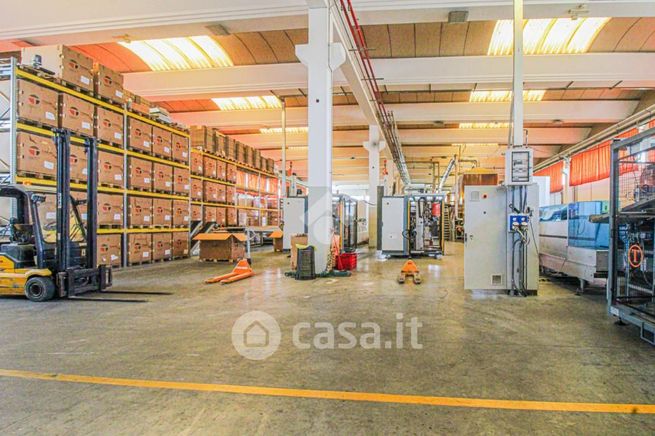 Capannone in commerciale in Via Cerese
