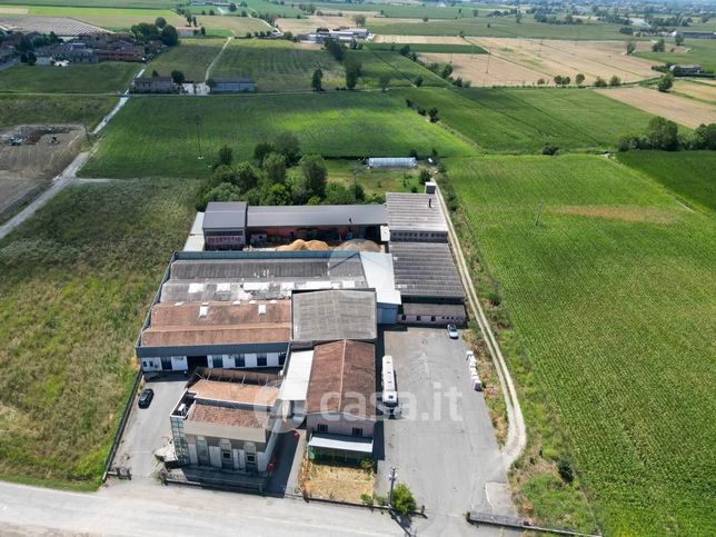 Capannone in commerciale in