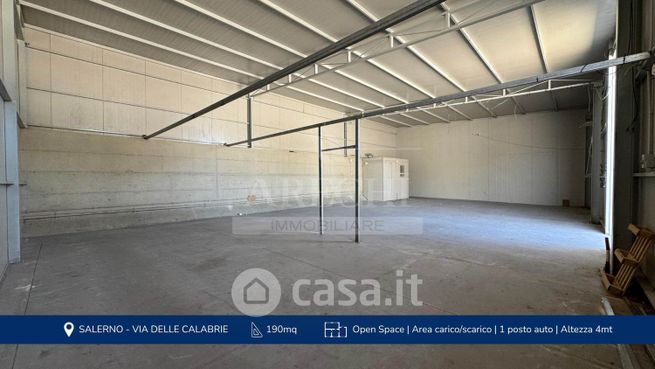 Capannone in commerciale in 