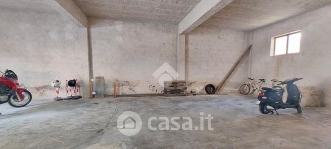 Capannone in commerciale in Via Enrico Fermi 11