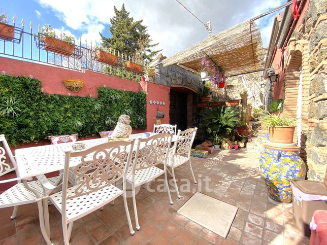Casa indipendente in residenziale in Via Etnea