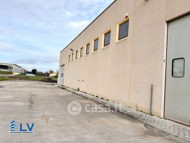 Capannone in commerciale in Via Tumoli