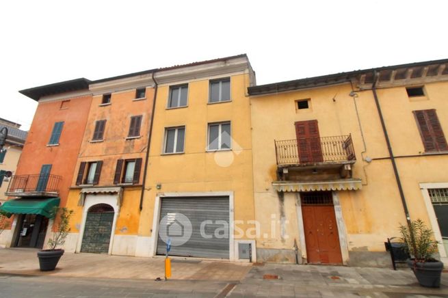 Casa indipendente in residenziale in Via IV Novembre 13