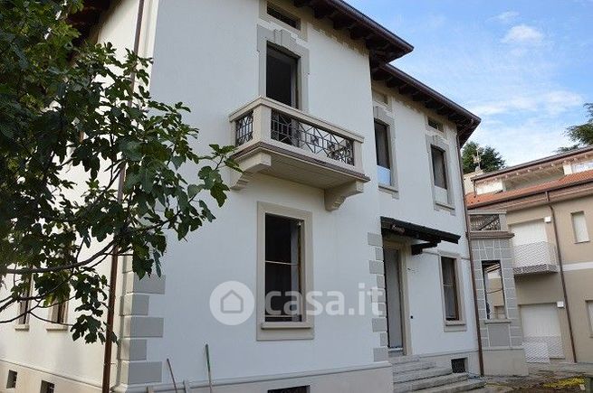 Villa in residenziale in Via Alessandro Manzoni 14