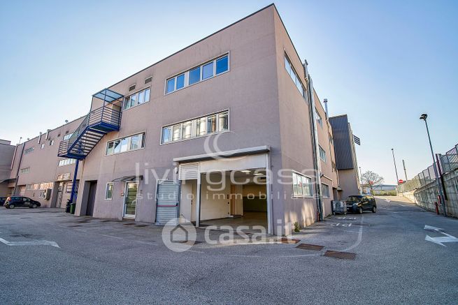 Capannone in commerciale in Via Nuova Valassina