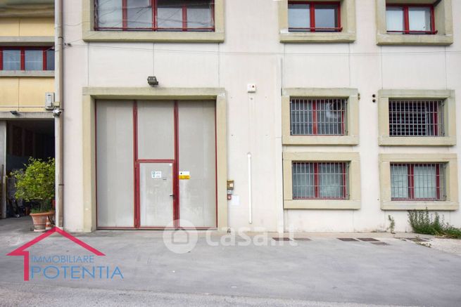 Capannone in commerciale in 