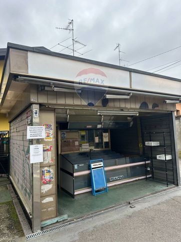Attività/licenza (con o senza mura) in commerciale in Piazza Timavo 4